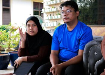 Zarul Fitri Muhd Zamrie (kanan) dan Nur Zawanie Muhd Zamrie ketika ditemui di rumah mereka di Taman Chepor Sentosa di Ipoh hari ini.