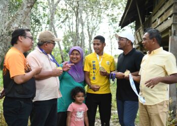 WAN Zikri Afhtar Ishak mengunjungi Zaiman Megat Abu di kebun getah Kampung Padang Telela, Pauh, Arau, Perlis, semalam. – UTUSAN/IZLIZAN OTHMAN