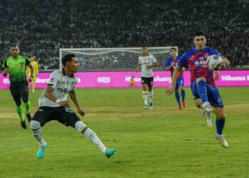 S. Logeswaran diberi tanggungjawab mengadili perlawanan akhir Piala Malaysia antara Johor Darul Ta'zim (JDT) menentang Terengganu FC, semalam. - UTUSAN/FARIS RUSADIO