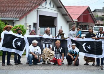 Penyokong Terengganu FC berkumpul di Kampung Wakaf Dua, Marang hari ini sebelum bertolak ke Stadium Nasional Bukit Jalil untuk menyaksikan perlawanan akhir Piala Malaysia malam esok. -UTUSAN/PUQTRA HAIRRY