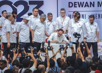 ANWAR Ibrahim menandatangani Tekad Bersama Kerajaan Perpaduan yang tidak terkandung item untuk melaksanakan pilihan raya kerajaan tempatan pada Konvensyen Nasional Kerajaan Perpaduan 2023 di Dewan Merdeka Pusat Dagangan Dunia (WTC), Mei lalu. – UTUSAN/FARIZ RUSADIO