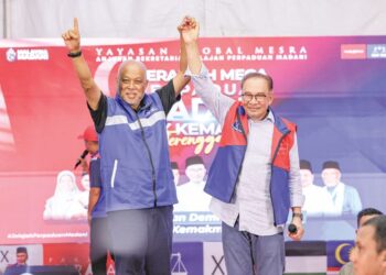 JIKA pengundi UMNO, DAP, PKR dan Amanah keluar mengundi dalam PRK Kemaman 2 Disember lalu, maka calon BN, Jeneral (B) Tan Sri Raja Mohamed Affandi Raja Mohamed Noor (kiri) dikatakan tidak sepatutnya hanya memperoleh 27,778 undi tetapi berada dalam lingkungan 46,875 undi.