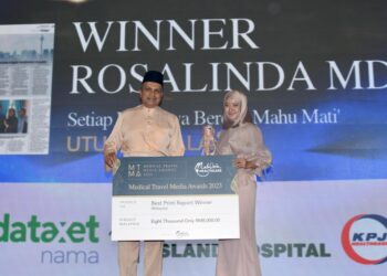 ROSALINDA MD SAID menerima anugerah utama Rencana Terbaik Media Cetak semasa Medical Travel Media Awards 2023 (MTMA) berlangsung di Hotel Parkroyal Collection, Kuala Lumpur. - UTUSAN/SYAKIR RADIN
