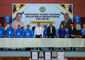 HAIRUDIN Abu Hanipah (lima dari kanan) merasmikan Mesyuarat Agung Tahunan Majlis Belia Negeri Perak Kali ke-26 di Dewan Kompleks Jabatan Belia dan Sukan Perak, Ipoh hari ini. - UTUSAN