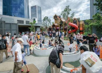 ORANG ramai mengambil kesempatan cuti hujung minggu dengan membawa anak-anak bermain di Laman Ceria, Taman Dalam Bandar di atas bumbung Pusat Membeli-belah The Exchange ketika tinjauan Utusan Malaysia semalam. - UTUSAN/MUHAMAD IQBAL ROSLI