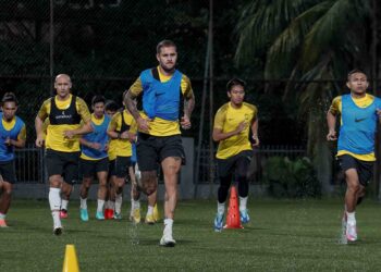 SKUAD Harimau Malaya menjalani latihan sebagai persiapan ke Piala Asia 2023 di Qatar pada Januari depan. - UTUSAN/AMIR KHALID
