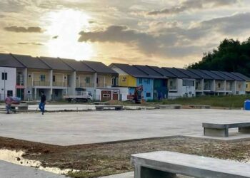KAWASAN Taman Bukit Sepanggar, Kota Kinabalu yang mengalami gangguan bekalan air