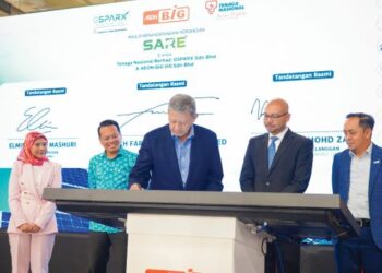 NASARUDDIN Mohd Zaini menurunkan tandatangan sambil disaksikan Nik Nazmi Nik Ahmad (dua dari kiri) pada Majlis AEON BiG Memeterai Perjanjian Bekalan Tenaga Baharu (SARE) bersama GSPARX Sdn Bhd dan Tenaga Nasional Berhad, di Kuala Lumpur, semalam. Turut kelihatan,  Sheikh Farouk Sheikh Mohamed (dua dari kanan) dan Elmie Fairul Mahsuri. – utusan/MOHD FARIZWAN HASBULLAH