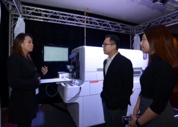 Hui Hong (kiri) ketika memberikan penerangan tentang teknologi terkini Siemens Helthineers pada Seminar Membentuk Masa Depan Diagnostik Dengan Siemens Healthliness di Kuala Lumpur, baru-baru ini. - UTUSAN/SYAKIR RADIN
