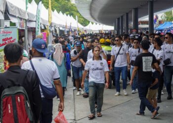 ORANG ramai mengunjungi Program Setahun Bersama Kerajaan MADANI di pekarangan Stadium Nasional Bukit Jalil. - UTUSAN/FARIZ RUSADIO