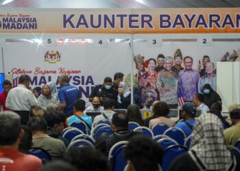 ORANG ramai menunggu giliran untuk mendapatkan diskaun pembayaran saman sebanyak 50 peratus sempena Program Setahun Bersama Kerajaan MADANI di pekarangan Stadium Nasional Bukit Jalil (SNBJ) di sini, hari ini. -UTUSAN/FARIZ RUSADIO