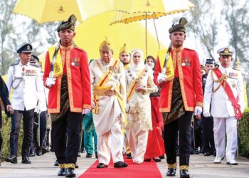 SULTAN Sharafuddin Idris Shah dan Tengku Permaisuri Selangor, Tengku Permaisuri Norashikin berkenan berangkat pada Istiadat Pengurniaan Darjah dan Bintang Kebesaran Negeri Selangor Sempena Hari Keputeraan Baginda ke-78 di Istana Alam Shah, Klang, semalam. - UTUSAN/AFIQ RAZALI