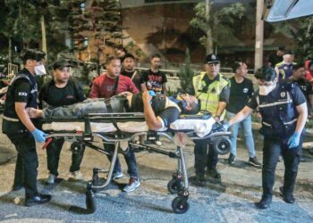 AHMAD Haizaki Salimon cedera akibat dilanggar ‘mat rempit’ ketika bertugas dalam operasi sekatan jalan raya di pusat bandar Shah Alam, Selangor, semalam. - UTUSAN/AFIQ RAZALI