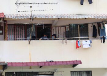 UNIT Forensik polis memeriksa lokasi kejadian melibatkan kematian seorang wanita warga Indonesia di Taman Ungku Tun Aminah, Johor Bahru, Ahad lalu.