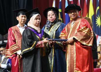MUSTAPHA Sakmud (kanan) menyampaikan sijil SLDN kepada salah seorang graduan pada Majlis Konvokesyen SLDN kali ke-9 di UKM Bandar Baru Bangi, Selangor.