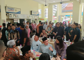 ANWAR Ibrahim makan tengah hari di Jalan Duta hari ini.