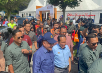 ANWAR Ibrahim tiba di program Setahun Bersama Kerajaan Madani di pekarangan Stadium Nasional Bukit Jalil, di sini hari ini.