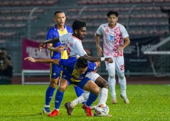 AKSI terakhir Sri Pahang dalam saingan Liga Super musim ini berdepan KL City yang berkesudahan tanpa jaringan di Stadium Bolasepak Kuala Lumpur semalam.-UTUSAN/SHIDDIEQIIN ZON