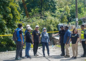  AA Anbalagan (empat dari kanan) bersama Pegawai Daerah dan Tanah Petaling, Rahilah Rahmat (lima kanan) melawat ke lokasi kejadian tanah runtuh di Taman Wawasan, Puchong, hari ini. - UTUSAN/FARIZ RUSADIO 