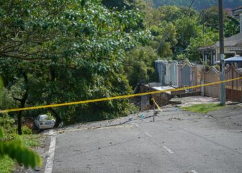 Kejadian tanah runtuh di Taman Wawasan Puchong selepas hujan lebat semalam. - UTUSAN/FARIZ RUSADIO /