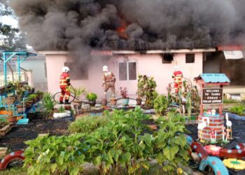 ANGGOTA bomba memadam kebakaran melibatkan sebuah Taska Kemas di Pekan Gopeng hari ini. - UTUSAN/IHSAN JBPM