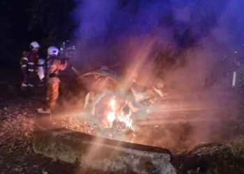 ANGGOTA Bomba dan Penyelamat memadam apa kebakaran kereta Proton Wira yang hangus  terbakar setelah melanggar sebatang pokok di hadapan Masjid Jamek Kampung Rambah, di Pontian, tengah malam tadi. GAMBAR IHSAN BOMBA