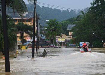 SUASANA di sekitar bandar Kuala Berang, Terengganu yang dilanda banjir. - UTUSAN/PUQTRA HAIRRY