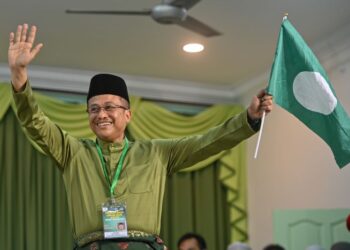 AHMAD Samsuri dikatakan layak menjadi Perdana Menteri Ke-11 kerana seorang pemimpin yang bukan datang dari asid deoksiribonukleik (DNA) UMNO yang sering dikaitkan dengan budaya ‘sakau’. – UTUSAN/PUQTRA HAIRRY