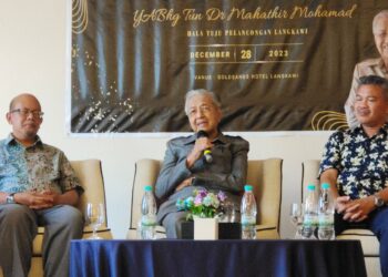 MAHATHIR Mohamad (tengah) dalam Program Bicara Santai Bersama Tun Dr. Mahathir di Langkawi.