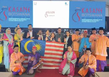 BARISAN penggiat teater mek mulung berbangga apabila tersenarai ke Bostwana.