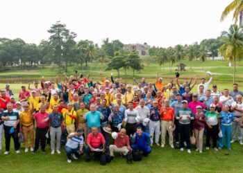 ZULKIFLI Mohd. Razali (berdiri barisan depan, sembilan dari kiri) bergambar bersama para peserta luar negara dan tempatan sebelum memulakan kejohanan golf grand final Road To Historical Melaka 2023 di di Tiara Melaka Golf and Country Club, Melaka, baru-baru ini.