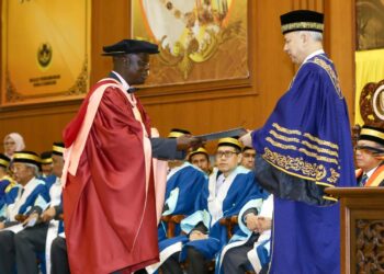 SULTAN Nazrin Muizzuddin Shah menyampaikan Ijazah Doktor Falsafah (PHD) kepada Kakaire Abdu pada Istiadat Konvokesyen Universiti Sultan Azlan Shah ke-16 di Dewan Jubli Perak, Kuala Kangsar, semalam. – UTUSAN/MUHAMAD NAZREEN SYAH MUSTHAFA