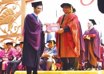 Kasim menyampaikan skrol ijazah kepada graduan  dalam Majlis Konvokesyen UMS ke-25 di Kota Kinabalu baru-baru ini.