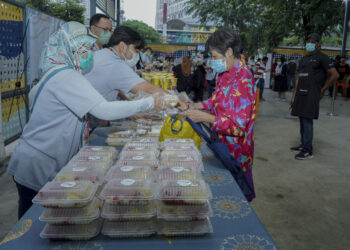 STAF Bank Pembangunan Malaysia Berhad (BPMB) menyerahkan bantuan makanan kepada golongan kurang berkemampuan dan miskin bandar pada program tanggungjawab sosial korporat (CSR) dapur jalanan BPMB bersama Pertubuhan Tindakan Wanita Islam (PERTIWI) di Pusat Khidmat Gelandangan Medan Tuanku di sini, baru-baru ini.-UTUSAN/ FARIZ RUSADIO