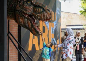 TAMAN tema Dinosaur Encounter berteknologi terkini menjadi tumpuan pelancong di Silverlakes Village Outlet di Batu Gajah. - UTUSAN/MUHAMAD NAZREEN SYAH MUSTHAFA