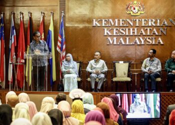 Dzulkefly Ahmad ketika berucap pada Majlis Perhimpunan Bulanan Kementerian Kesihatan di Putrajaya. Turut kelihatan Ketua Pengarah Kesihatan, Datuk Dr Muhammad Radzi Abu Hassan (duduk dua kiri) dan Ketua Setiausaha Kementerian Kesihatan, Datuk Seri Dr Zaini Ujang (duduk dua kanan). - UTUSAN/MOHD FADLI HAMZAH