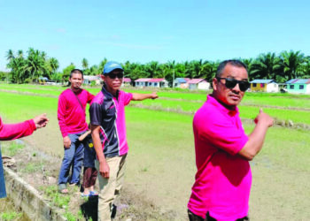 PENDUDUK menunjukkan rumah didiami etnik Rohingya di Bagan Serai.  Penempatan itu diserbu pihak berkuasa kelmarin. - UTUSAN/WAT KAMAL ABAS