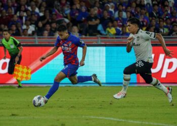 PEMAIN Terengganu FC, Muhammad Ubaidullah (kanan) mengejar Arif Aiman pada perlawanan akhir Piala Malaysia di Stadium Nasional Bukit Jalil, semalam. - UTUSAN/FARIZ RUSADIO