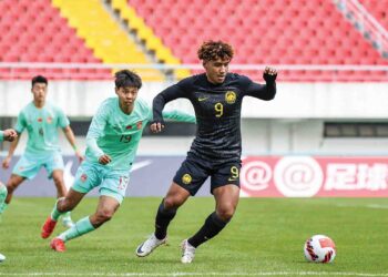 PEMAIN skuad kebangsaan bawah 23 Aliff Izwan Yuslan diasak pemain China dalam aksi persahabatan di Shanghai, semalam. - IHSAN FAM