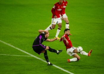 PENYERANG Bayern Munich, Harry Kane melakukan rembatan ke gawang Manchester United dalam aksi Liga Juara-Juara Eropah di Stadium Old Trafford, awal pagi tadi.-AFP