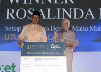 ROSALINDA Md. Said (kanan) menerima anugerah utama Rencana Terbaik Cetak daripada Dr. Mohamed Ali Abu Bakar (kiri) pada majlis Anugerah Media Pelancongan Perubatan (MTMA) di Hotel Parkroyal Collection, Kuala Lumpur, semalam. - UTUSAN/SYAKIR RADIN