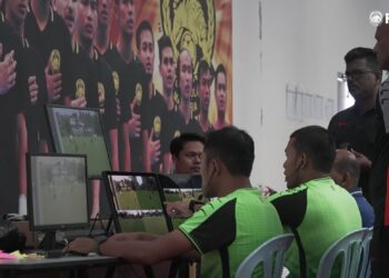PENGADIL-Pengadil negara menjalani sesi latihan dalam mengendali VAR di Wisma FAM baru-baru ini.-IHSAN FAM