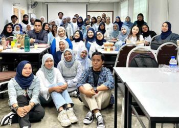 PROJEK akhir tahun ini dikendalikan oleh 44 orang pelajar tahun akhir program kewartawanan dan seorang pensyarah penasihat.