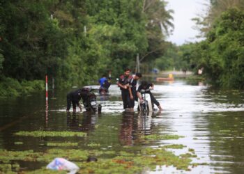 KAWASAN Kampung Padang Licin, Rantau Panjang, Kelantan masih ditenggelami air semalam-UTUSAN/KAMARUL BISMI KAMARUZAMAN