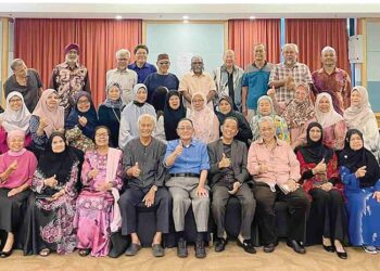 KHALID Yunus (lima dari  kiri)  bersama Suleiman dan sebahagian hadir dalam majlis perjumpaan di Ampang baru-baru ini.