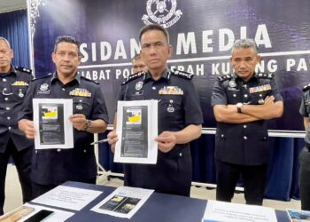 FISOL Salleh menunjukkan tangkap layar berbaur ugutan dipercayai dikeluarkan oleh seorang ustaz dalam sidang akhbar di Ibu pejabat Polis Daerah (IPD) Kubang Pasu di Kubang Pasu, Kedah hari ini.