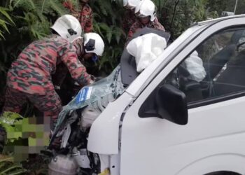 DUA maut dalam kemalangan van dan lori di Jalan Mersing berhadapan Institut Latihan Perindustrian (ILP) petang tadi.