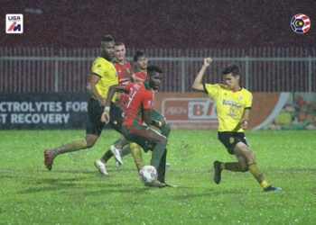 ISMAHEEL Akinade (tengah) cuba melepasi kawalan pemain Negeri Sembilan FC pada aksi Liga Super di Stadium Sultan Muhammad IV, Kota Bharu, Kelantan semalam-IHSAN MALAYSIA FOOTBALL LEAGUE