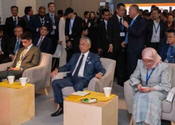 YANG di Pertuan Agong Al-Sultan Abdullah Ri'ayatuddin Al-Mustafa Billah Shah.
dan Raja Permaisuri Agong Tunku Azizah Aminah Maimunah Iskandariah serta Pemangku Raja Pahang, Tengku Hassanal Ibrahim Alam Shah Al-Sultan Abdullah Ri'ayatuddin Al-Mustafa Billah Shah. pada  majlis pemeteraian MoU di Dubai.