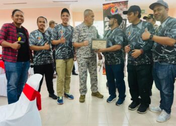 KETUA Pengarah Maritim Malaysia, Laksamana Maritim, Datuk Hamid Mohd. Amin beramah mesra bersama media pada Hari Bersama Media Maritim Malaysia di Lapang Sasar Mantin, Seremban hari ini.-UTUSAN/AFIFI HAFIZ MOHD. NOR